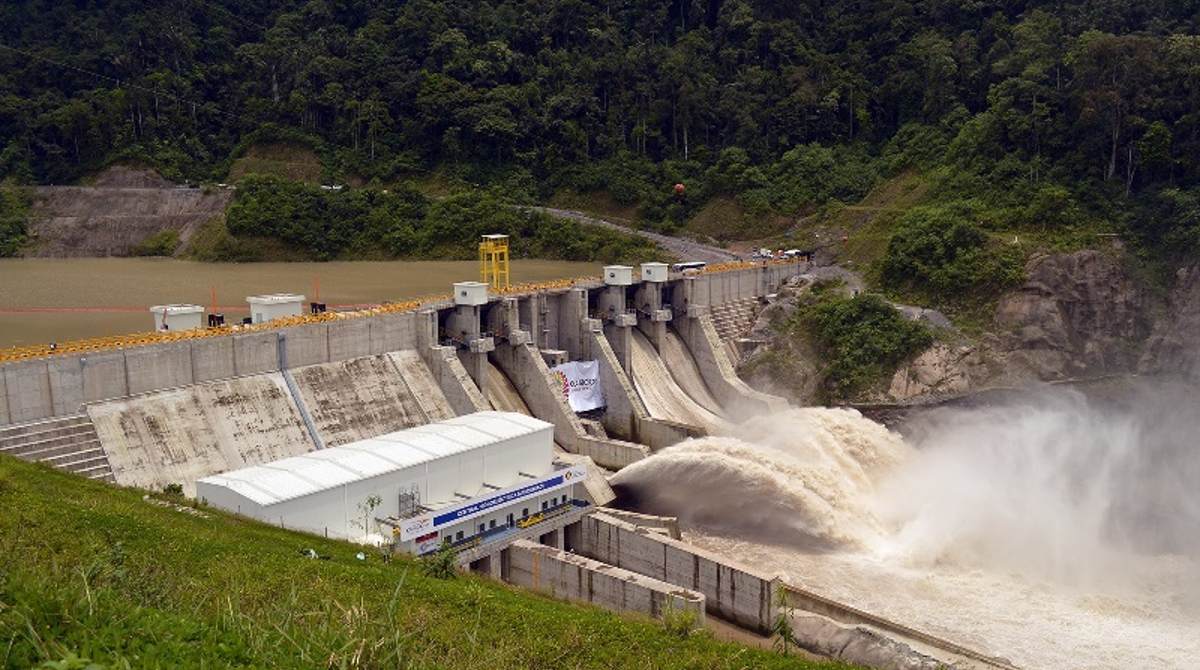 La central hidroeléctrica Manduriacu desaloja los sedimentos arrastrados por el río Guayllabamba hasta su embalse. Foto: Celec