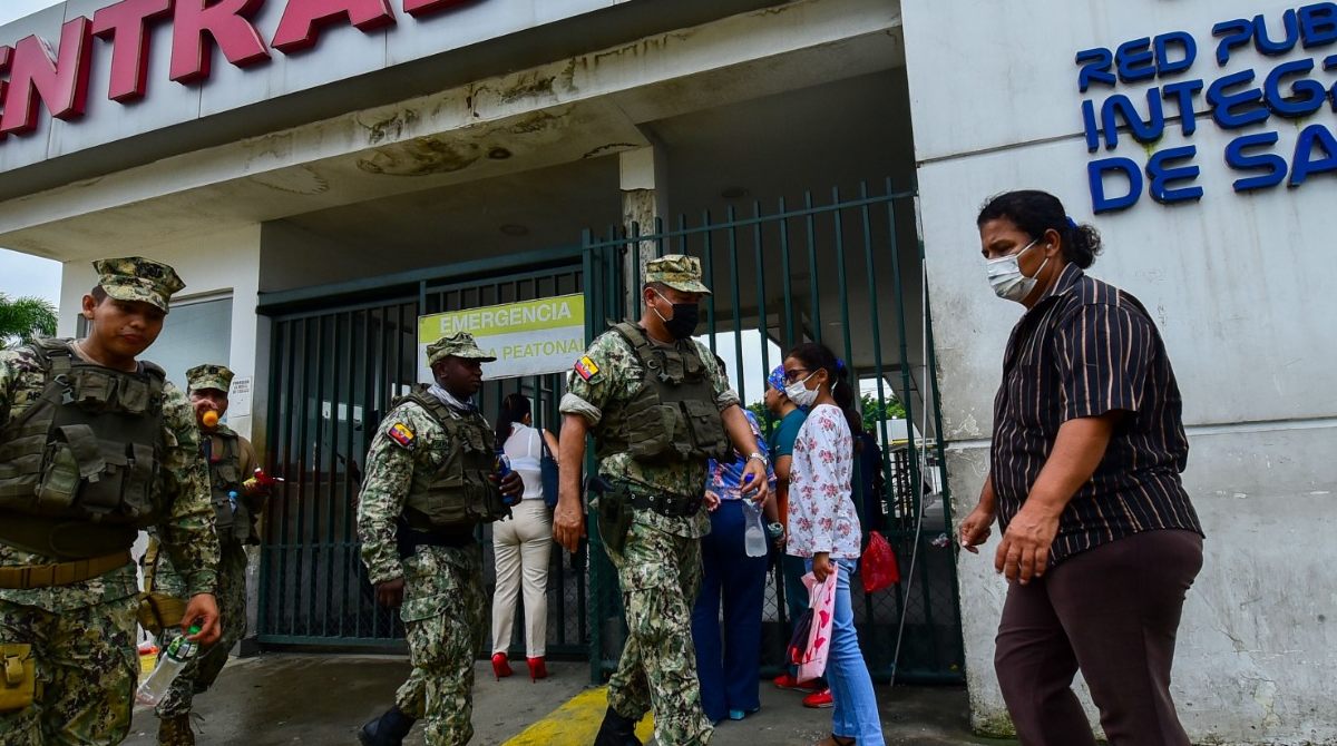 Militares recorren los alrededores del hospital Teodoro Maldonado Carbo, del IESS en Guayaquil. La inestabilidad y corrupción son los grandes males que aquejan a esta casa de salud. Enrique Pesantes / EL COMERCIO