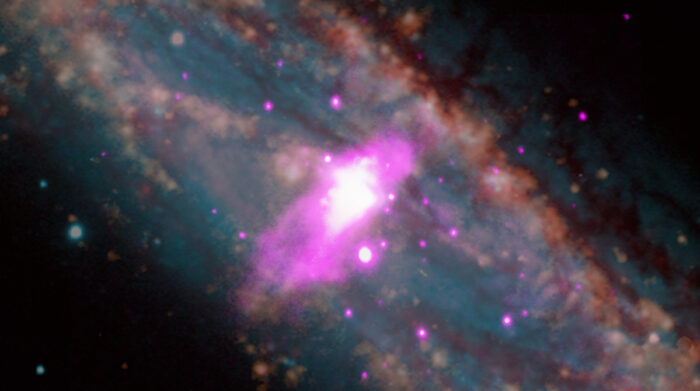 La luminosidad adicional se debe a la presencia de un agujero negro supermasivo en el núcleo de la galaxia. Foto: Twitter NASA