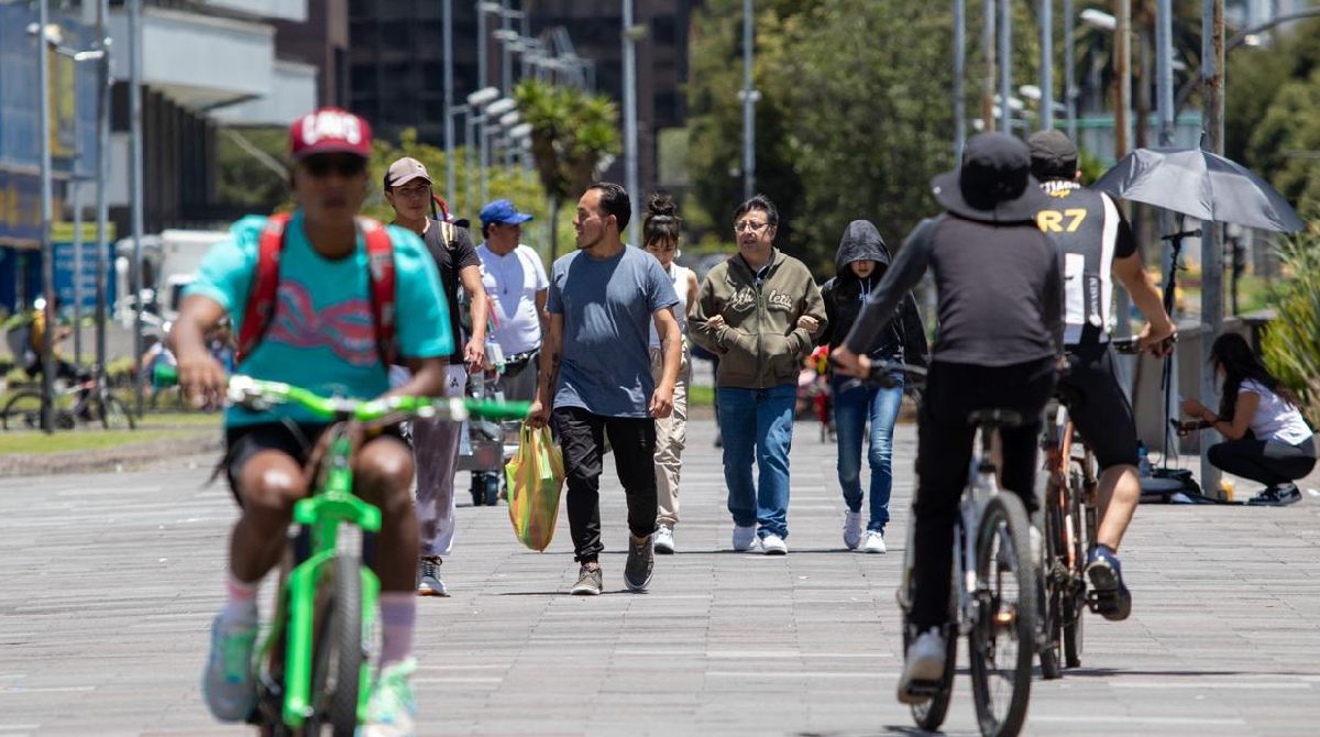 Este 9 de abril de 2023, personas optan por paseos al aire libre en Quito. Foto: Carlos Noriega/ El Comercio