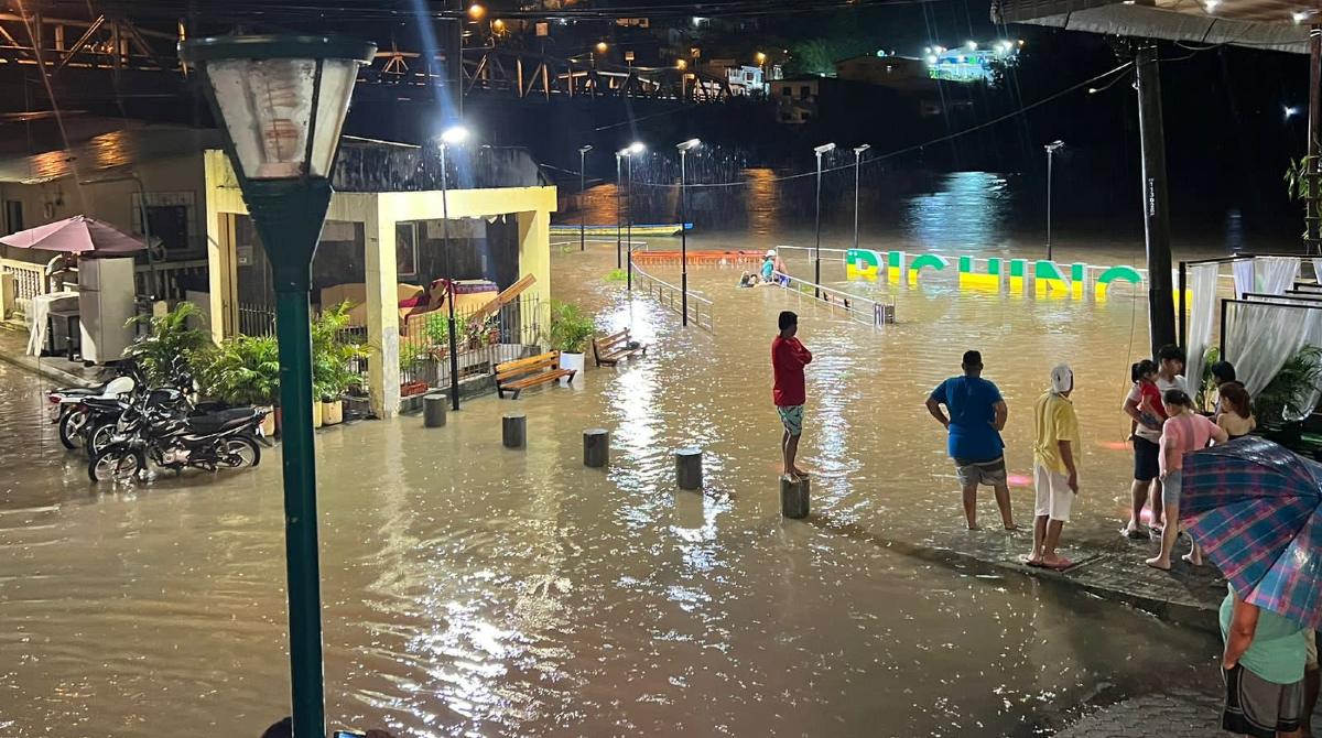 Las inundaciones del 19 de abril del 2023 afectaron al Malecón Primero de Mayo en el cantón Pichincha, Manabí. El caudal del Río Daule subió unos 2 metros. Foto: Municipio de Pichincha