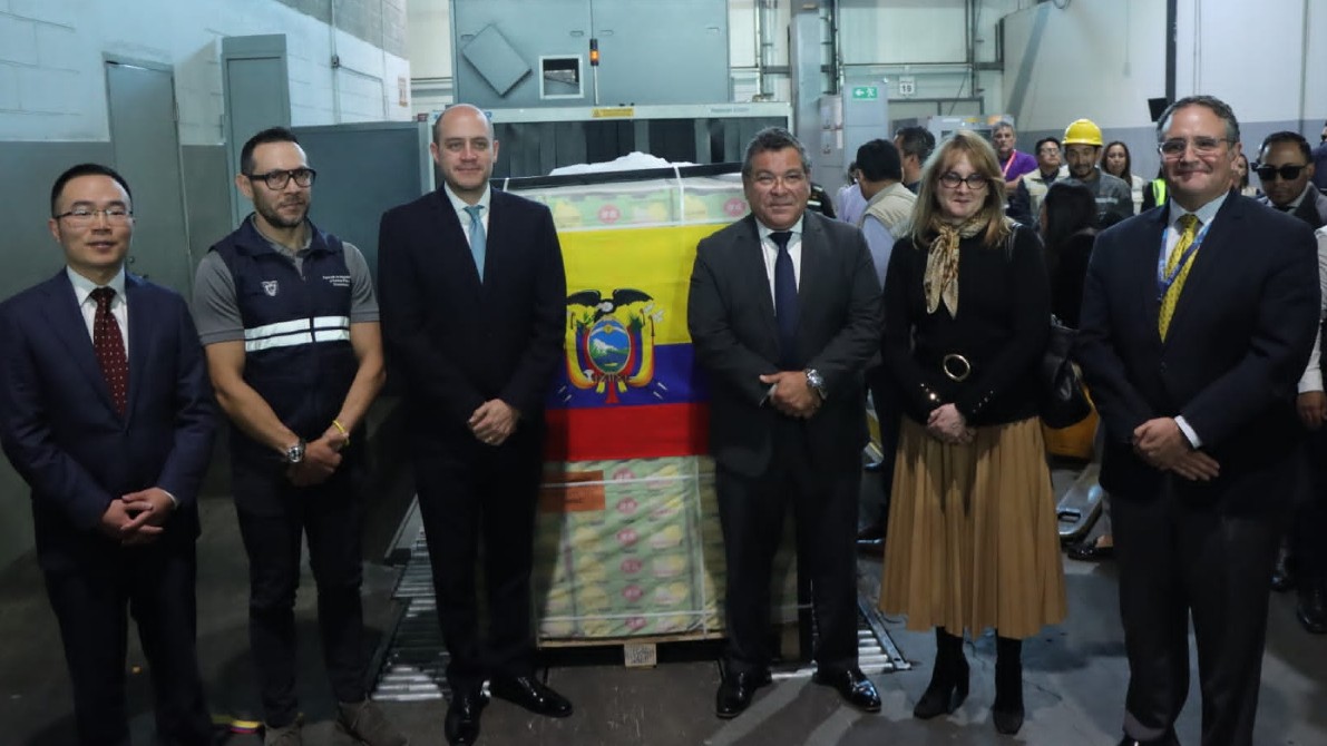 Los ministros de Producción, Julio José Prado, y de Agricultura, Eduardo Izaguirre, iniciaron formalmente las exportaciones de pitahaya a China. Foto: Cortesía / MAG