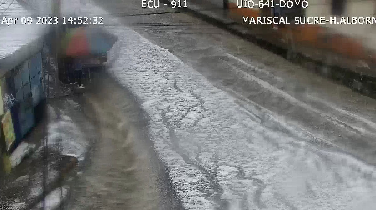 El granizo formó una capa de hielo que afectó el paso en las calles cercanas a la av. Mariscal Sucre, en Quito. Foto: ECU 911