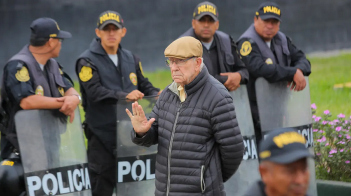 Waisman llegó muy temprano a los exteriores de la sede policial, aledaña al aeropuerto internacional Jorge Chávez. Foto: EFE