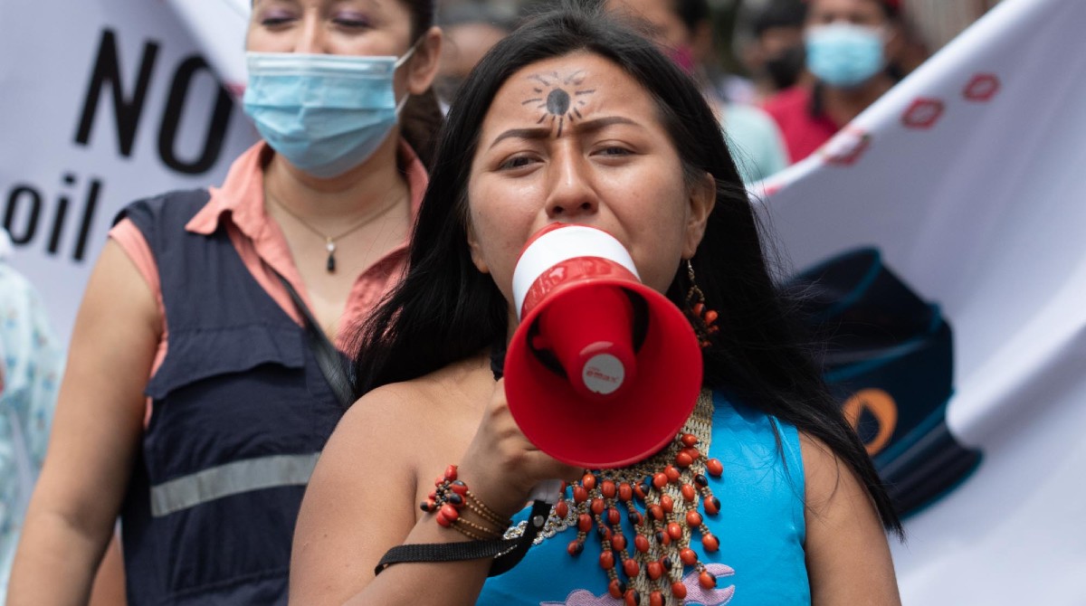 Verónica Grefa durante una de las marchas realizadas en la ciudad de Coca, para exigir se otorguen medidas cautelares en favor de las comunidades. Foto cortesía: Agencia Tegantai