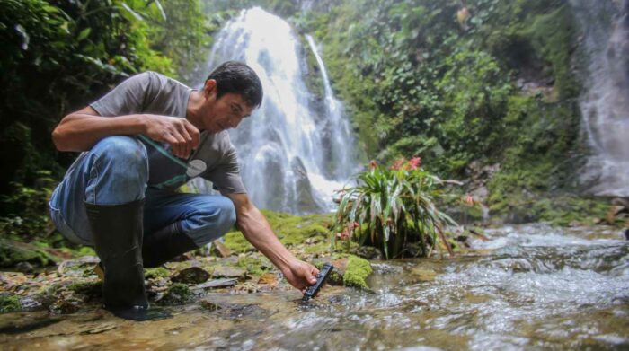 Hugo Ramírez aprendió a medir el pH del agua para levantar registros que se presentan a la comunidad. Foto Julio Estrella / EL COMERCIO