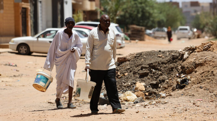 En Sudán, los civiles esperan que se respete una tregua para abastecerse de alimentos, luego del enfrentamiento entre el Ejército y paramilitares. Foto: EFE