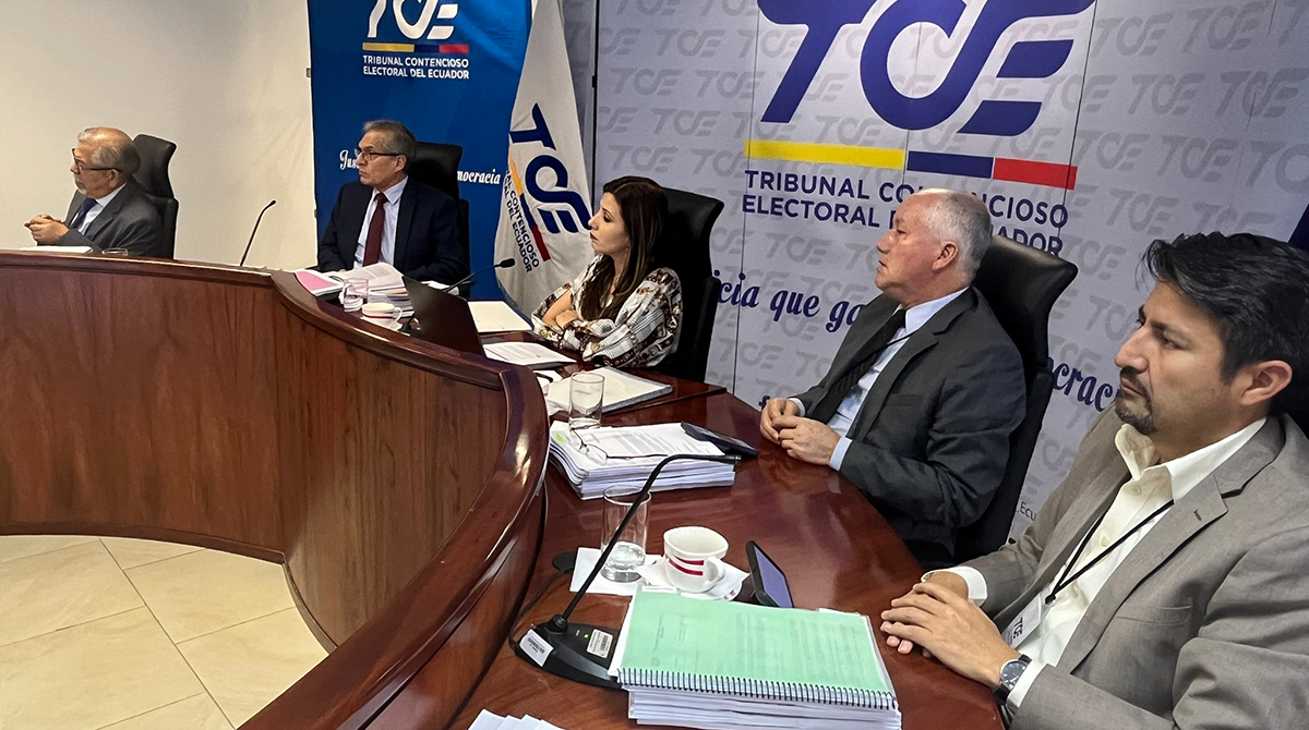 Jueces del TCE escuchan aportes de expertos para mejor resolver el pedido de nulidad de elecciones para Junta Parroquial de Calacalí. Foto: TCE