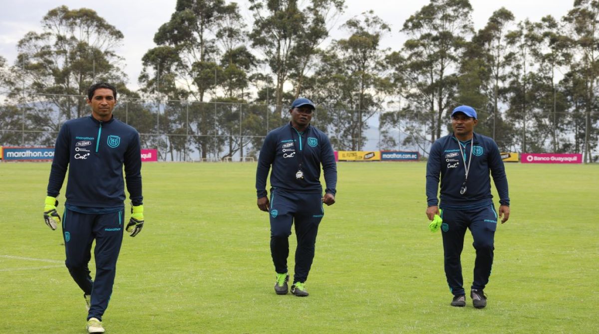 Christian Mora (izq-), Augusto Poroso y Ángel Fernández (der.) forman parte del cuerpo técnico de la Selección Sub-17 de Ecuador. Foto: FEF