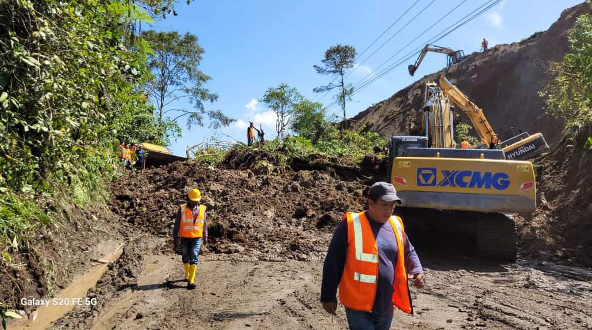 En el kilómetro 72 de la vía Mitad del Mundo-Río Blanco (Calacalí) se produjo un nuevo deslizamiento y no hay paso por ese tramo. Foto: Prefectura de Pichincha