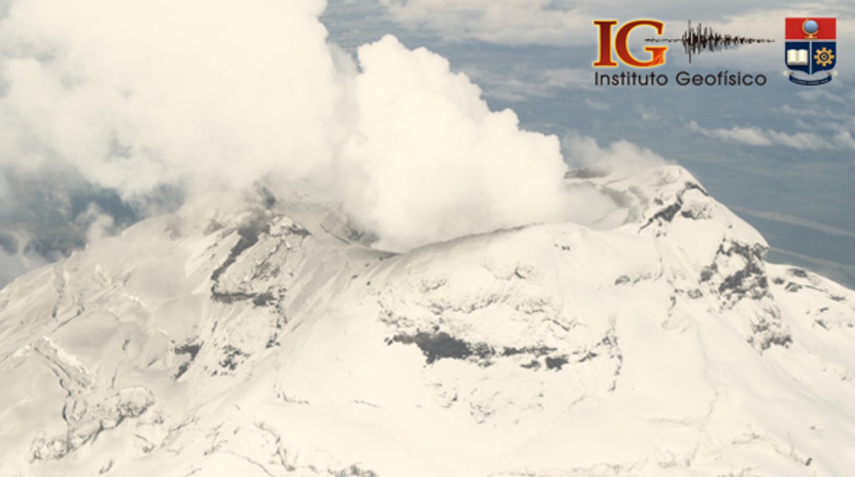 Emisión de gases del volcán Cotopaxi; la actividad está en descenso. La fotografía fue tomada el 10 de marzo del 2023 desde el nororiente del volcán en un sobrevuelo de la Fuerza Aérea Ecuatoriana. (Foto: M. Almeida).
