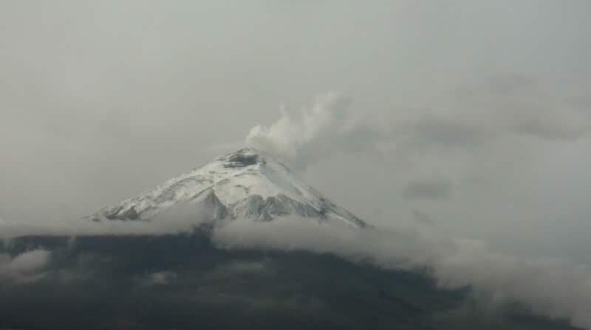 El volcán Cotopaxi registra emisiones de vapor y gases. Esta fotografía fue captada por la cámara Sincholagua el 21 de abril del 2023. Foto: Instituto Geofísico de la Escuela Politécnica Nacional