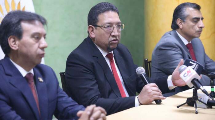 Virgilio Saquicela (centro) junto a los asambleístas Pedro Velasco y Ramiro Narváez, en Carchi. Foto: Asamblea