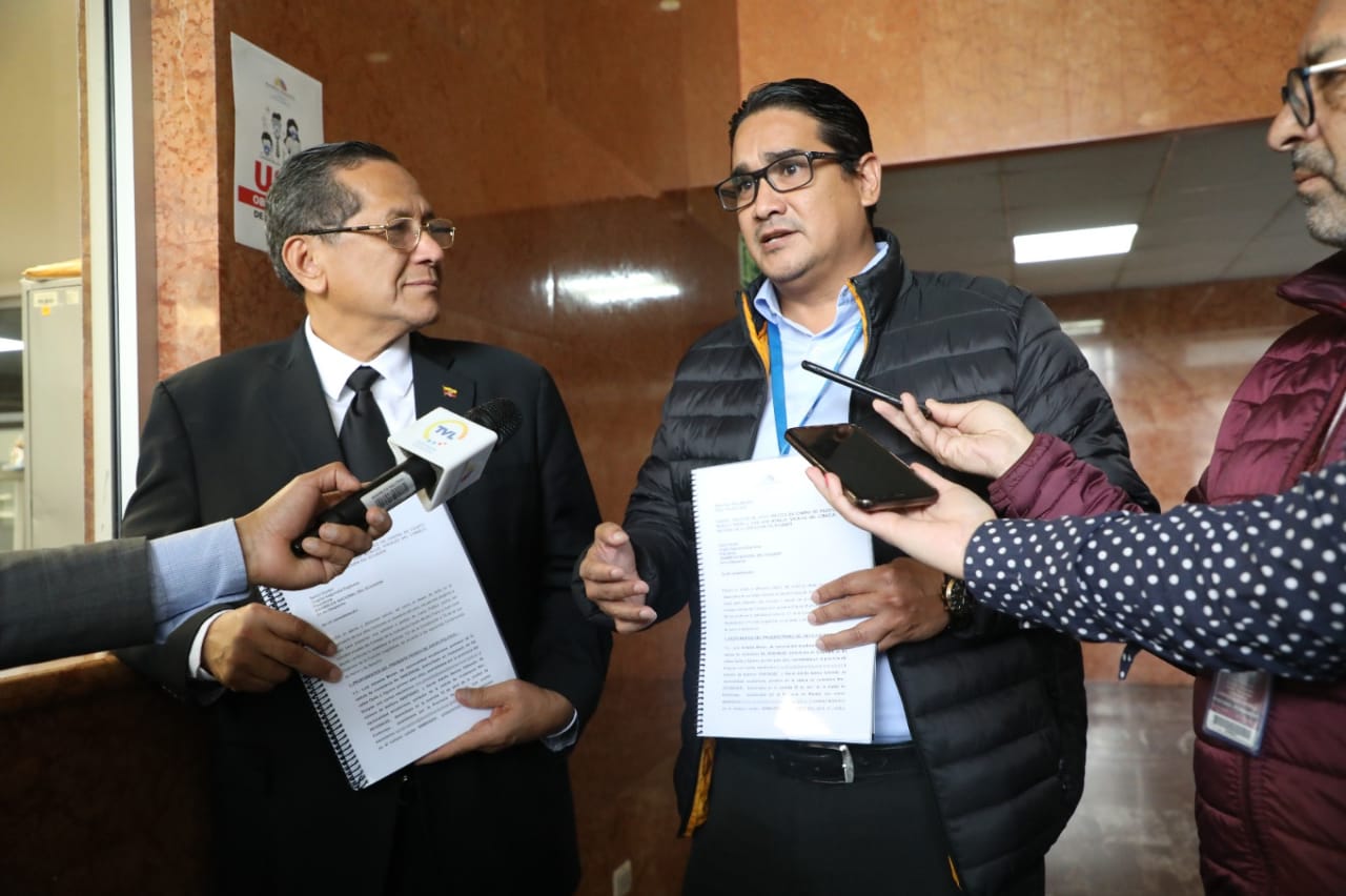 Luis Almeida (PSC) y Xavier Santos (ID) presentaron nuevo pedido de juicio político. Foto: Asamblea