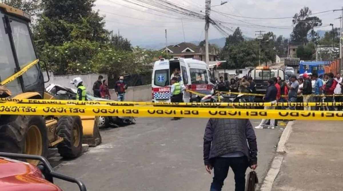 Un hombre de 47 años falleció en un siniestro de tránsito con una retroexcavadora en Ambato. Foto: Bomberos de Ambato