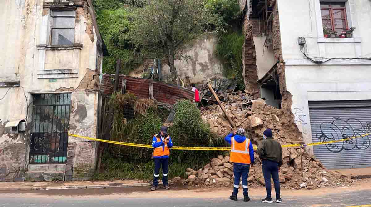 La pared de una vivienda colapsó en el sur de Quito y dejó a 10 personas afectadas. Foto: Diego Pallero / EL COMERCIO