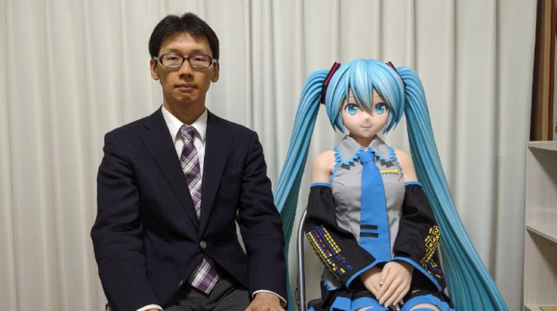 Akihiko Kondo se casó con el holograma en 2018 y ahora ya no pueden comunicarse. Foto: Twitter @akihikokondosk