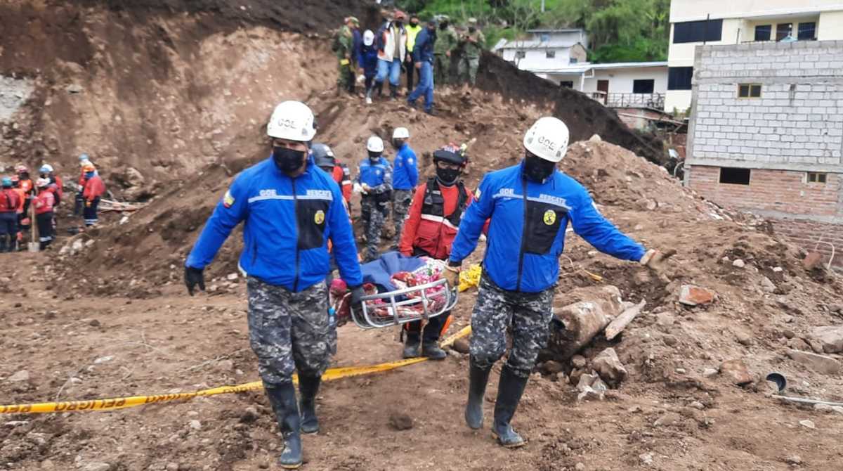 Personal de rescate continúa en la zona cero, donde se registró el deslizamiento en Alausí. Foto: Cortesía Twitter Policía Nacional