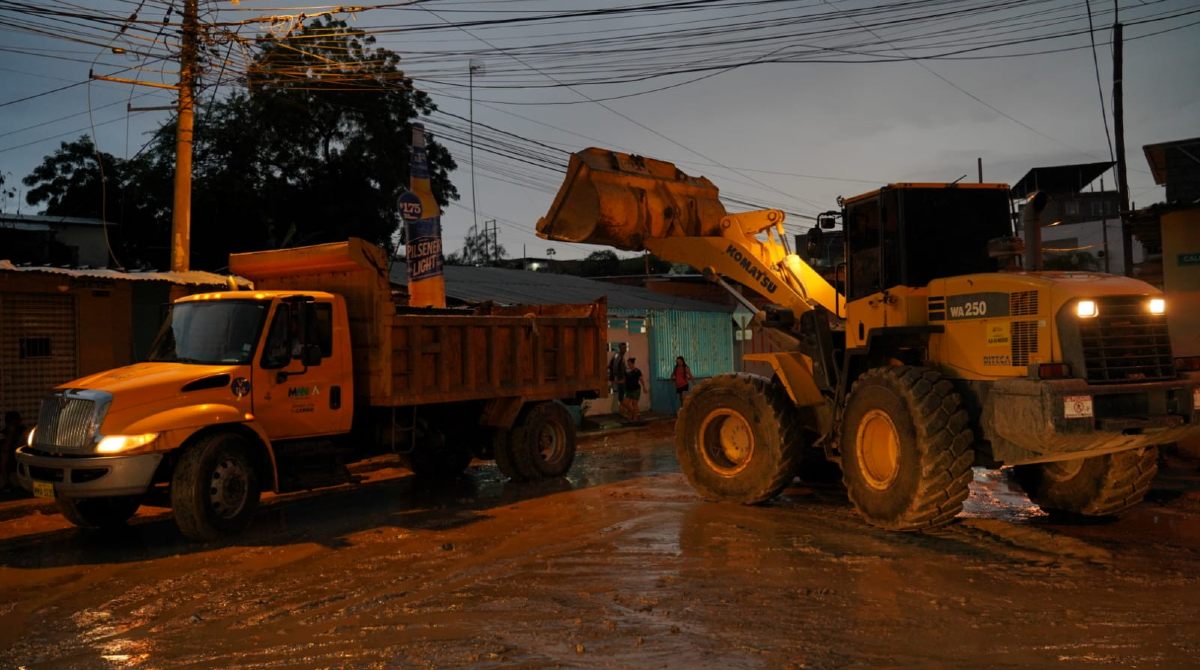 Maquinaria del Municipio de Manta trabajó para limpiar las vías luego del torrencial aguacero. Foto: Alcaldía de Manta