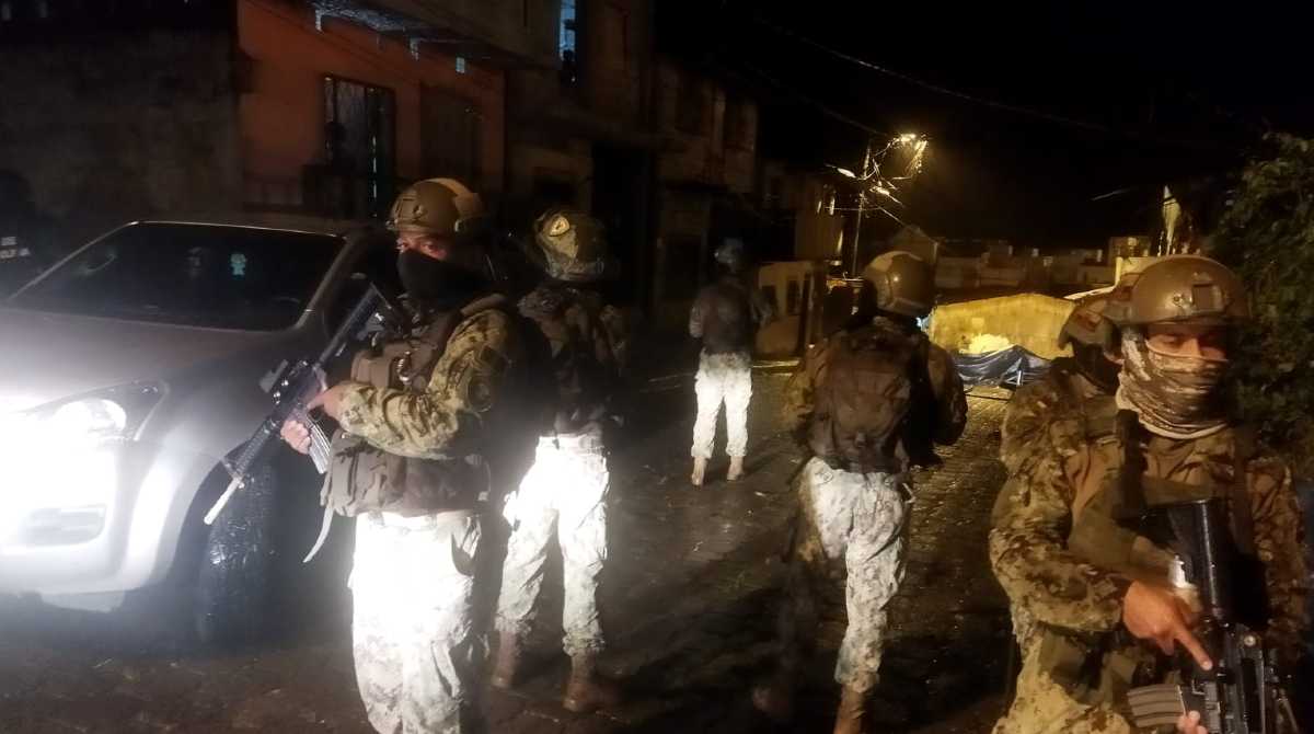 Varios allanamientos se efectuaron en Esmeraldas para detener a los cabecillas de la banda narco criminal. Foto: Cortesía Twitter Fuerzas Armadas