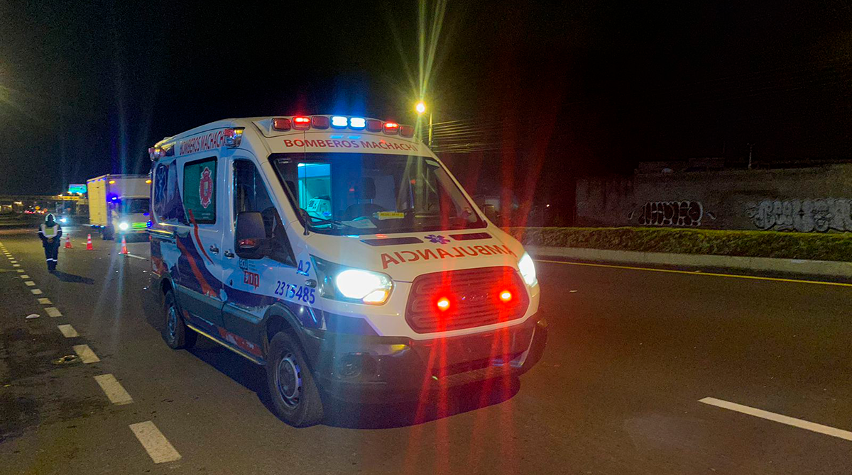Una ambulancia acudió a revisar al paciente, quien ya había fallecido. Foto: Bomberos Mejía
