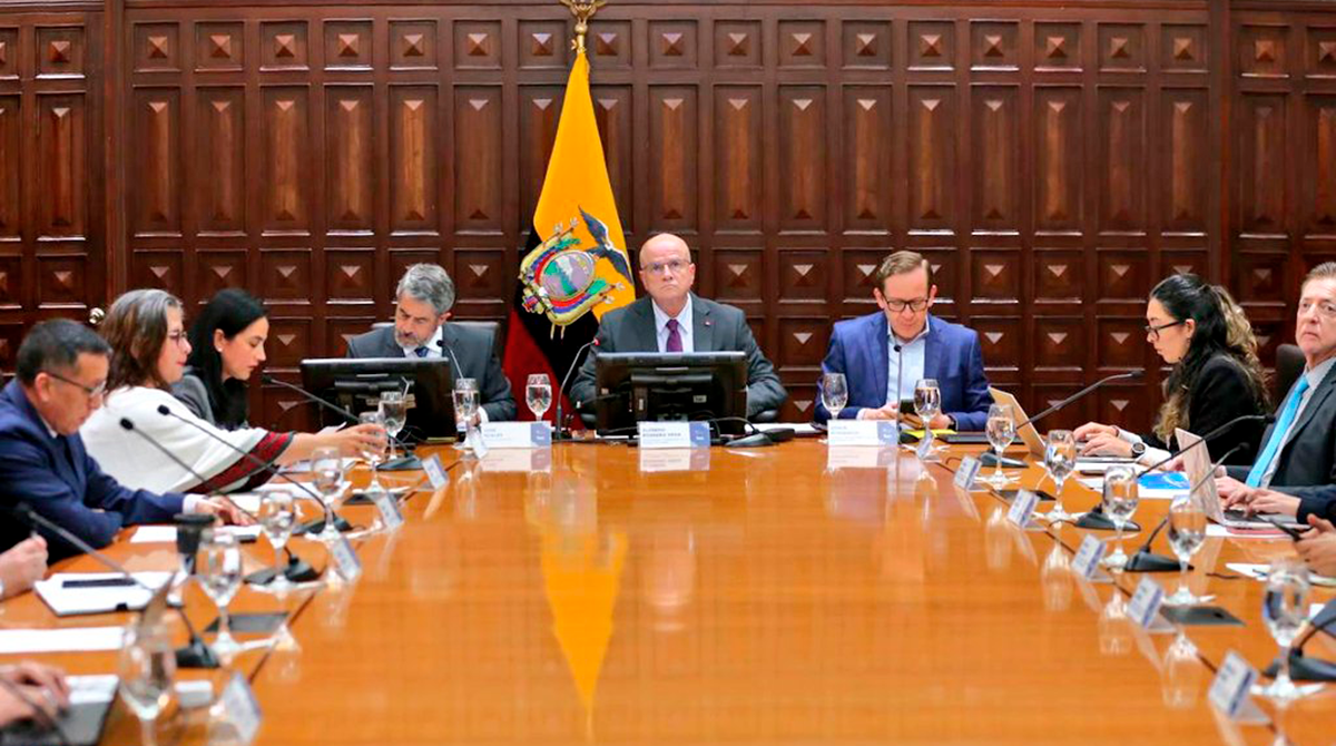 Autoridades de Salud anunciaron que está en camino la adquisición de ambulancias. Foto: Vicepresidencia de Ecuador.