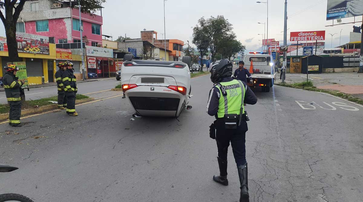 AMT y Bomberos tomaron procedimiento en siniestro de tránsito en la avenida Oswaldo Guayasamín y Alba Calderón. Foto: AMT