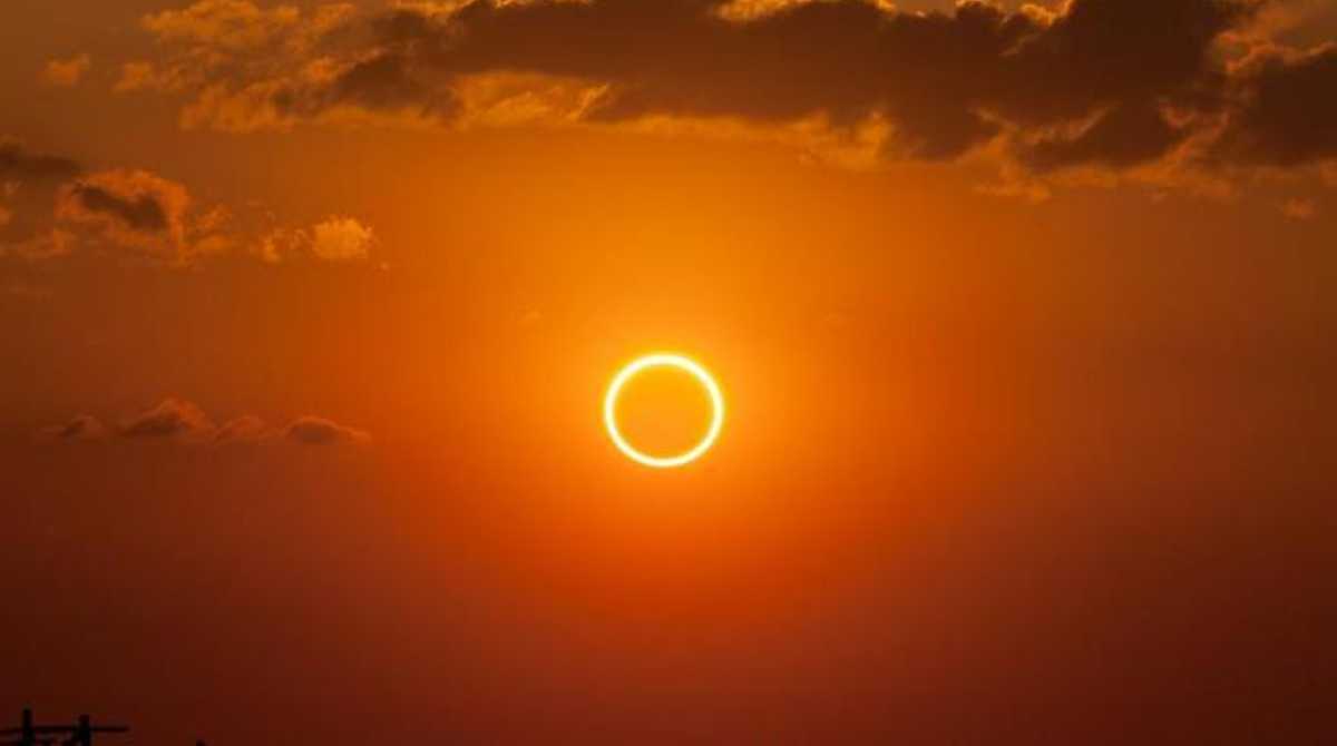 Un anillo de fuego hace referencial al eclipse solar total que ocurrirá este sábado. Foto: Cortesía Twitter