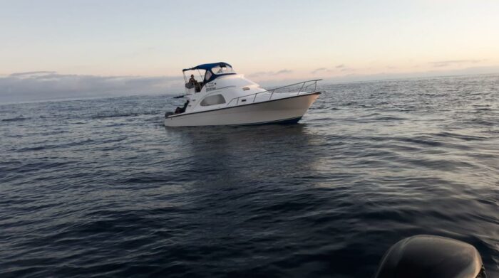 La lancha fue encontrada a pocas millas de Santa Cruz. Foto: Armada del Ecuador