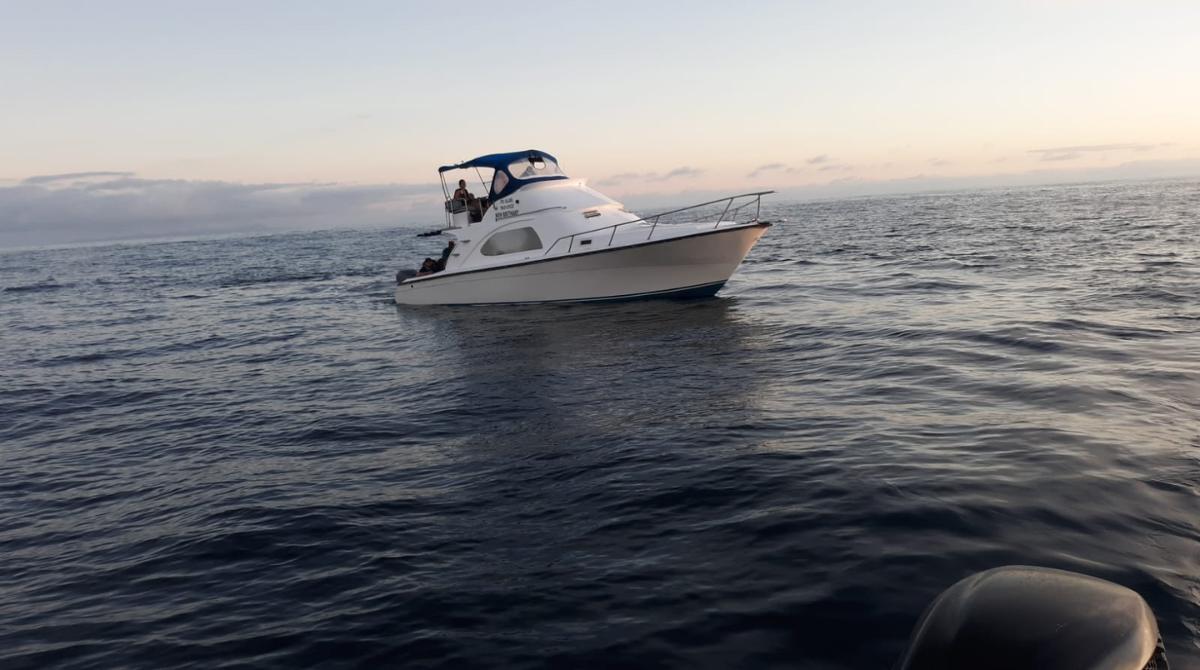 La lancha fue encontrada a pocas millas de Santa Cruz. Foto: Armada del Ecuador