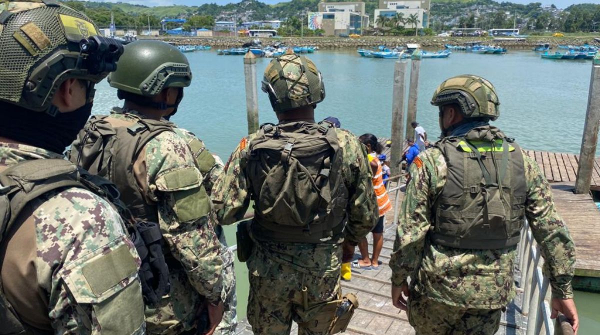 La búsqueda de los atacantes se realiza por aire, mar y tierra. Foto: Twitter Fuerzas Armadas del Ecuador
