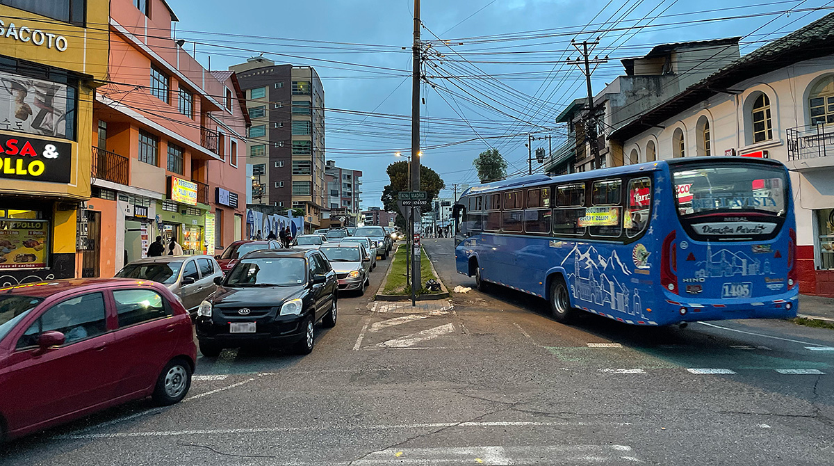 El Proyecto de Urbanismo Táctico en la avenida La Coruña contempla reformas geométricas viales para salvaguardar la seguridad de peatones, ciclistas y moradores. Foto: Carlos Noriega / EL COMERCIO