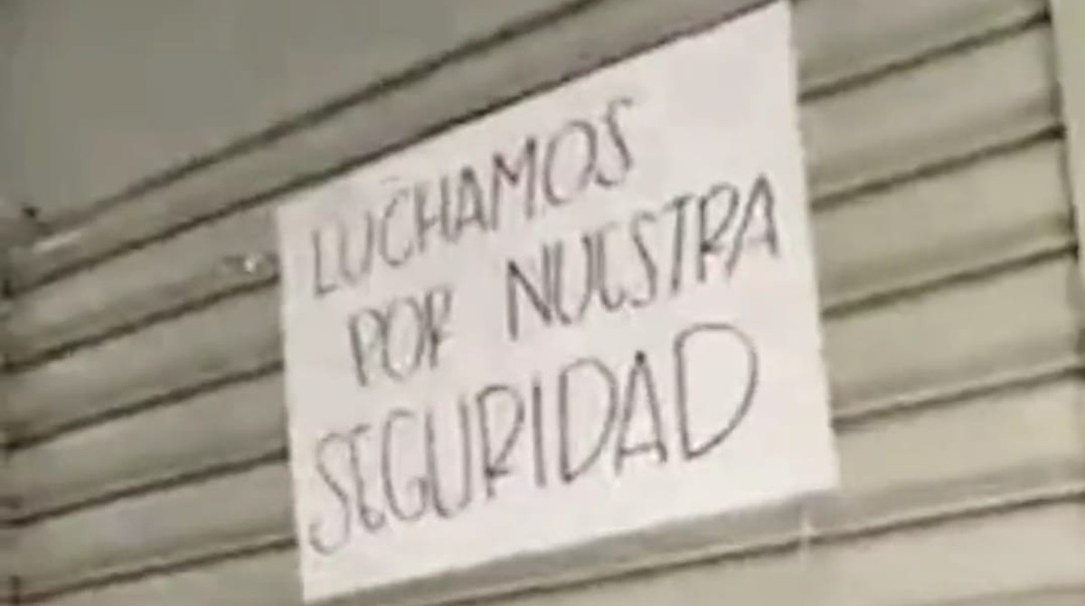 Varios locales de la Bahía de Guayaquil amanecieron cerrados el miércoles y con letreros en los que se pide seguridad al Estado. Foto captura de video.