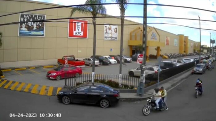 Una cámara de seguridad captó el momento del asalto en las afueras del Shopping de Milagro. Foto: Captura de video