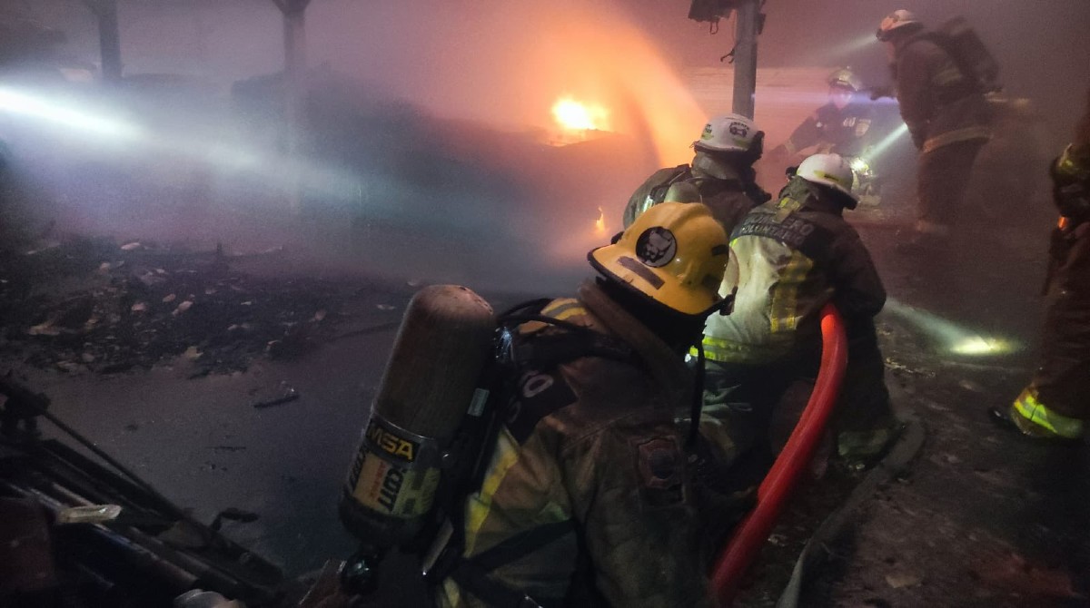 Un centenar de bomberos intentaba extinguir un incendio declarado al interior de una bodega al norte de la ciudad.