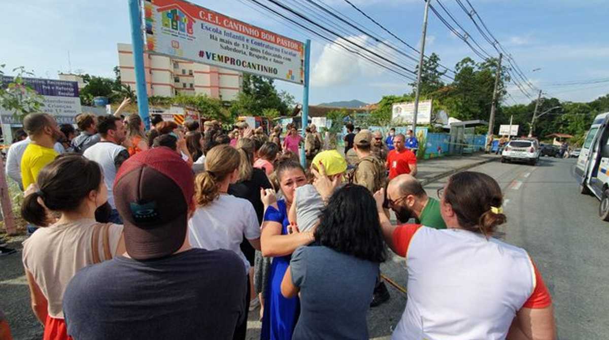 Familiares de los menores acudieron a la guardería, después del ataque. Foto: Cortesía Twitter @MundoEConflicto