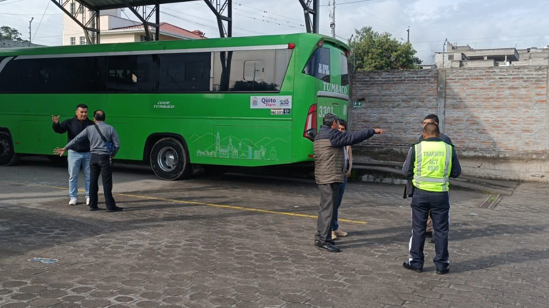 El SIAT terminó con el peritaje al bus que presuntamente atropelló a Santiago Gangotena. Foto: AMT