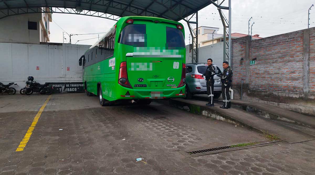 El bus de la línea Tumbaco fue hallado en una mecánica. Foto: AMT