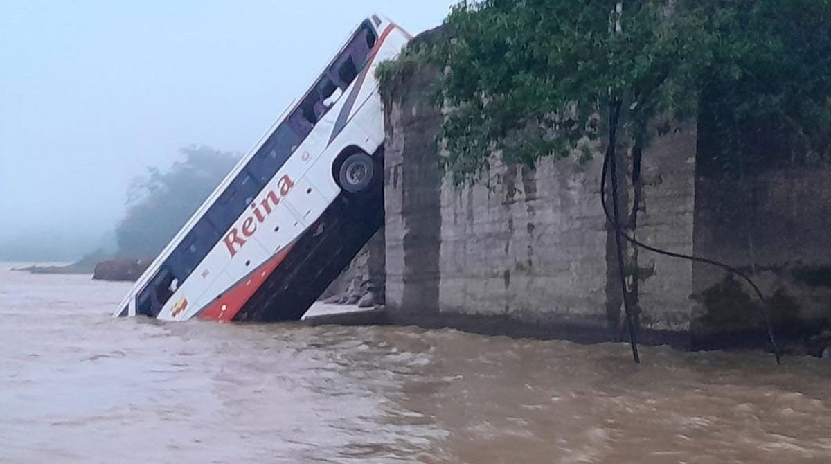 En redes sociales, las personas publicaron imágenes del bus que cayó en el río Blanco, en el punto donde colapsó un puente. Foto: Redes sociales