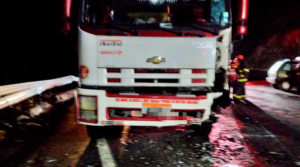 El camión quedó con el chasis dañado en su costado derecho. Foto: Bomberos Quito