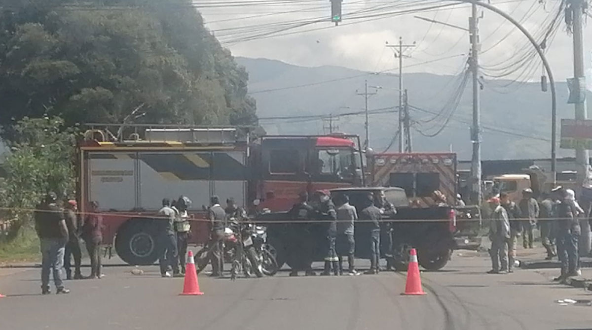 Luego del siniestro de tránsito, la camioneta doble cabina quedó atravesada en la avenida Pedro Vicente Maldonado. Foto: Twitter AMT