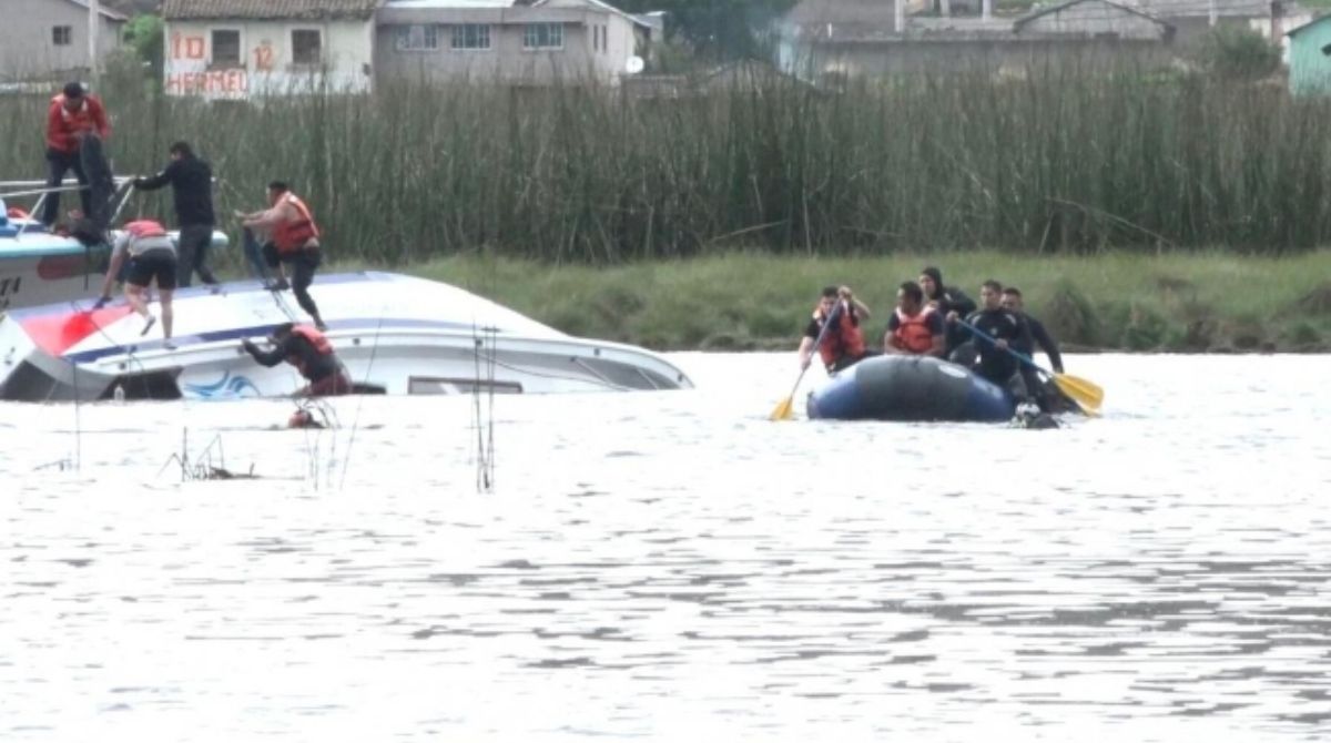Tres personas fallecieron luego del naugrafio de una embarcación en la Laguna de Colta, en Chimborazo. Foto: Archivo Fiscalía
