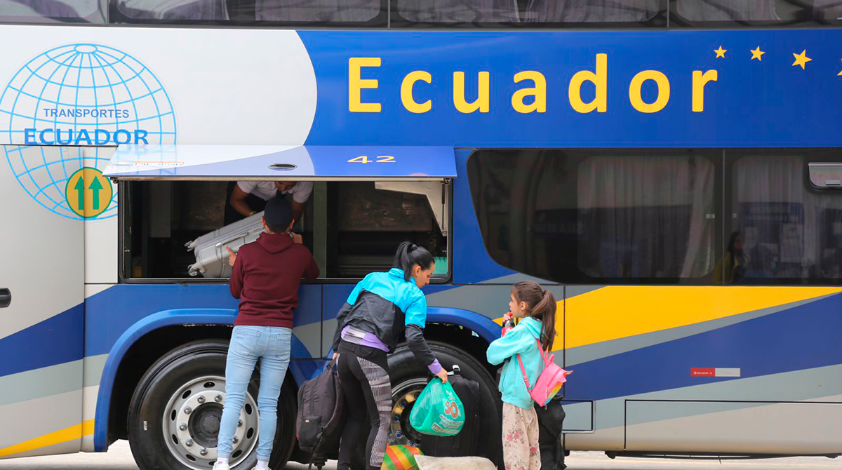 En el Terminal de Carcelén, norte de Quito, los viajeros ya se movilizan a otras provincias en la víspera del feriado por Semana Santa. Foto: Julio Estrella / EL COMERCIO