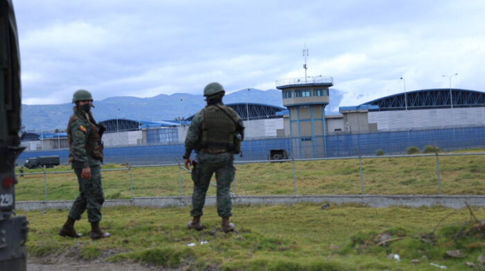 Militares en los exteriores de la cárcel de Cotopaxi en julio del 2021. Foto: EL COMERCIO