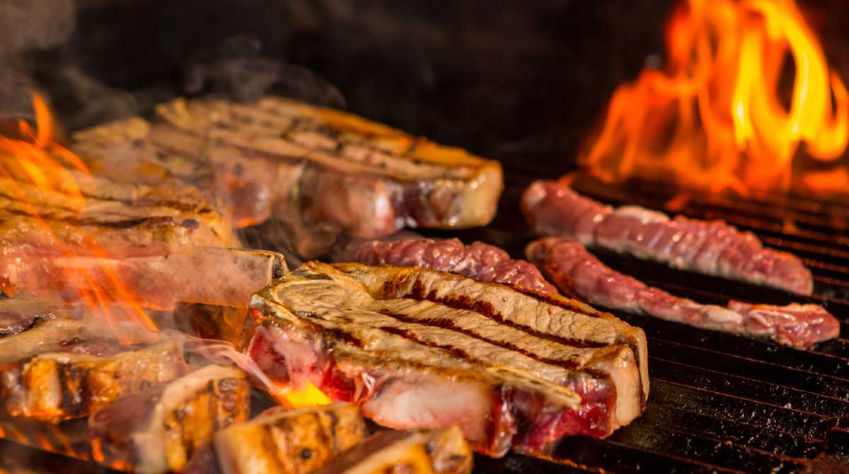 En Cuaresma y Semana Santa hay la tradición de evitar el consumo de carne roja. Foto: Freppik