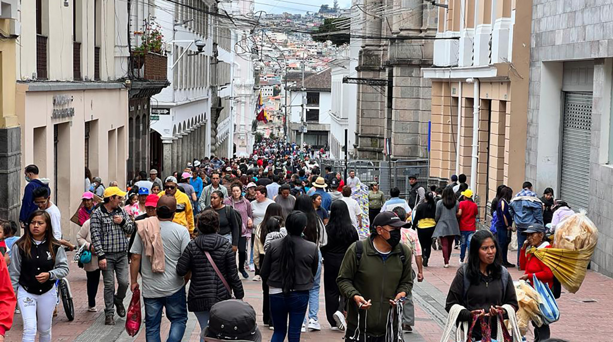 Las calles del Centro Histórico recibieron a varios ciudadanos este domingo 30 de abril del 2023. Foto: Patricio Terán / EL COMERCIO