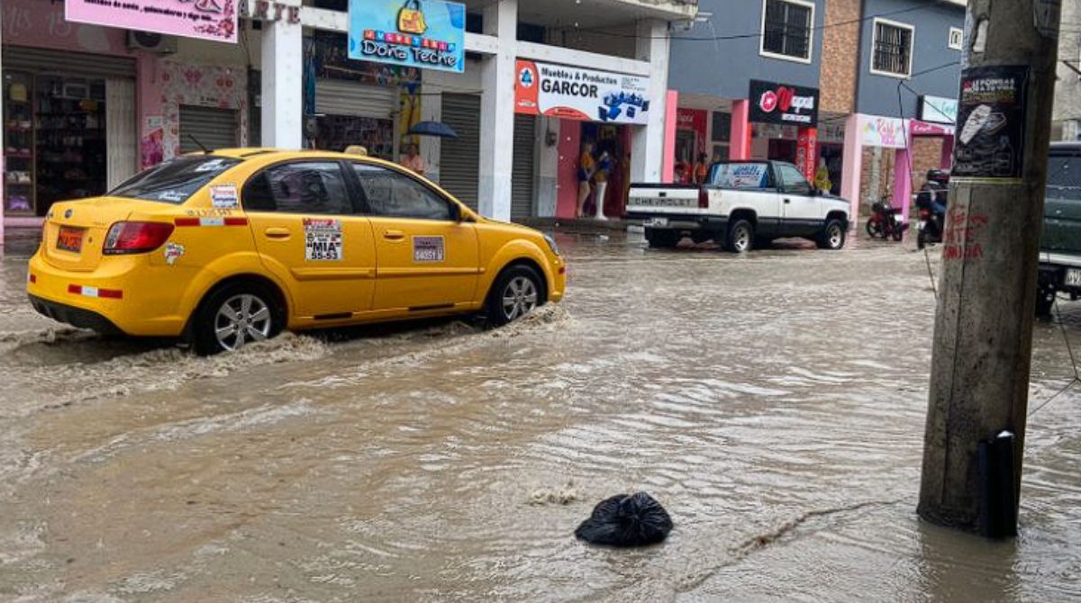 Las calles del centro de Portoviejo se inundaron luego de una fuerte lluvia. Foto: Cortesía El Diario de Manabí