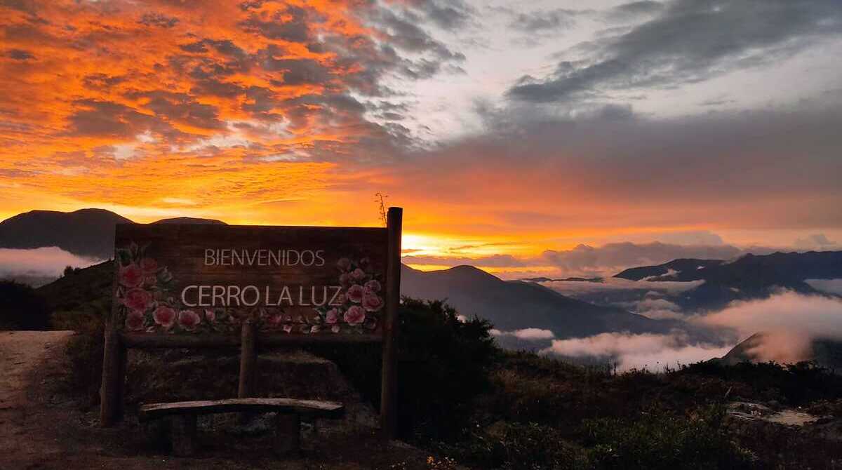 El cerro La Luz es un mirador natural que está cubierto por vegetación herbácea, principalmente, por kikuyo y plantas propias de Puéllaro. Foto: Página Prefectura de Pichincha