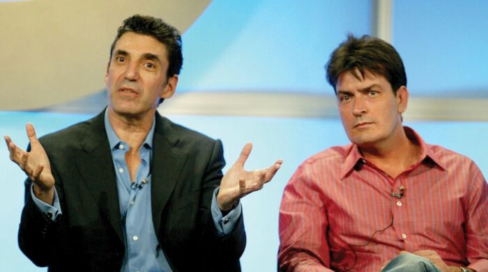 El actor Charlie Sheen y el guionista Chuck Lorre juntos. Foto: Yahoo