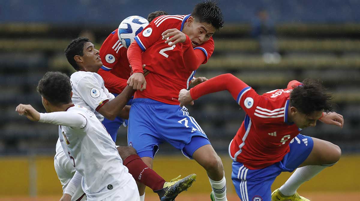 Jugadores de Venezuela y Chile en el Sudamericano Sub 2023 en el estadio Olímpico Atahualpa. Foto: Twitter @CONMEBOL